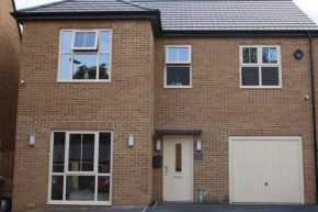 Haven - Spacious Luxury Home perfect for families, couples and contractors! 5mins to Xscape and Junction 32!